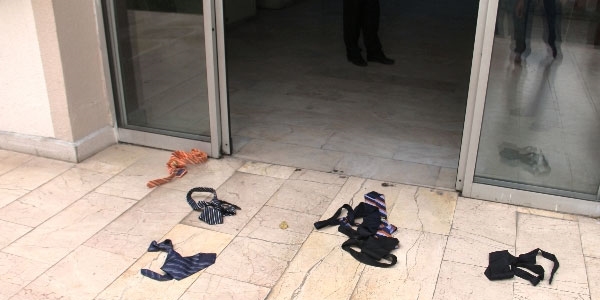 Öğretmenlerden kravatlı protesto