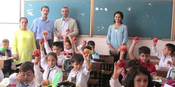 Öğrencilere elmalı beslenme eğitimi