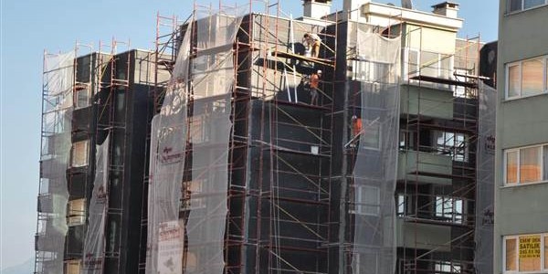 Bakan Çelik'in ihbar ettiği inşaatta yine eskiye dönüldü