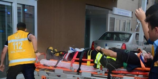 Yangında düşen itfaiye eri yaralandı