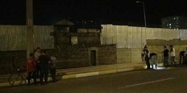 Askerlere atılan bomba çocuğa isabet etti