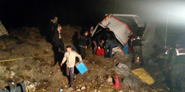 KPSS sorularını taşıyan kamyonet kaza yaptı