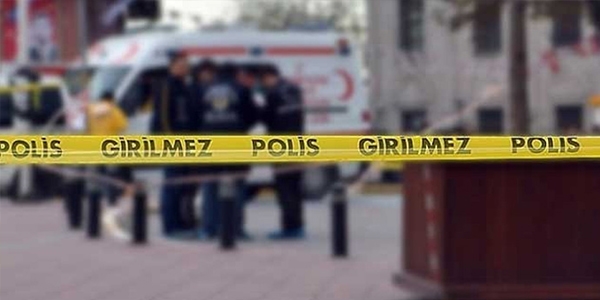 İki otomobile çarpan ambulans devrildi: 4 yaralı