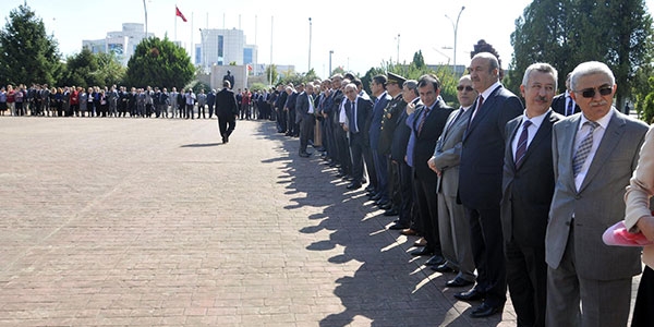 Yeni Vali'yi karşılama kuyruğu!