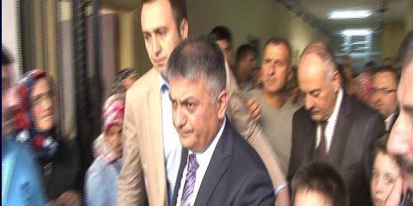 Öğrenciler valiyi protesto etti iki müdür yerinden oldu!