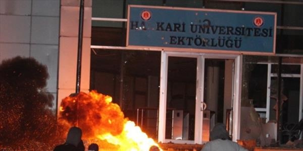 Rektörlük binasını ateşe verdiler