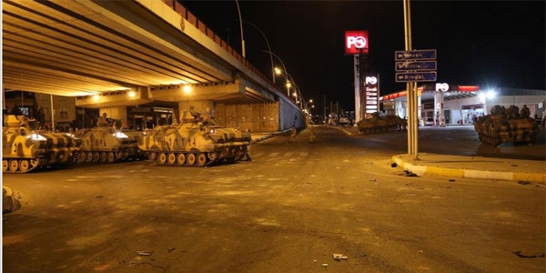 Asker, Diyarbakr'da sokaa indi