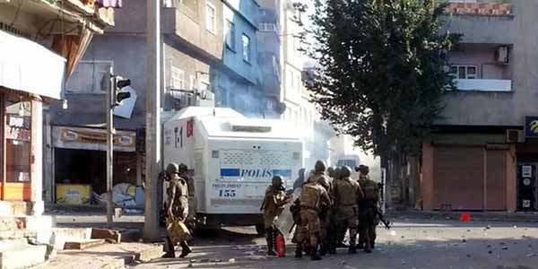 Türk bayrağını indirmeye çalışanlar vuruldu: 2 yaralı