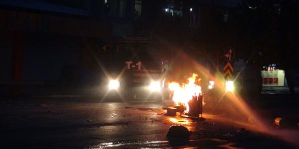 Göstericiler Tatvan Belediyesi'ni ateşe verdi