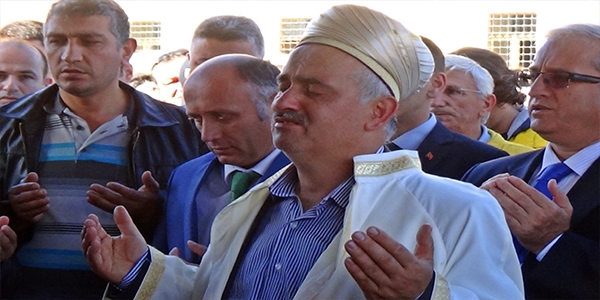İmamın zon anları; Hemşire kızının cenaze namazını kıldırdı