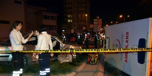 Ambulansla otomobil arpt: 12 yaral