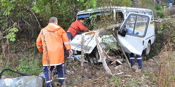 Öğrenci servisi uçuruma uçtu: 13 yaralı