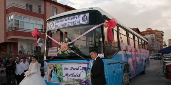 Özel halk otobüsü gelin arabası oldu