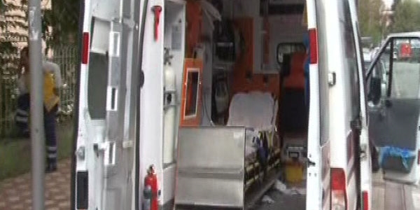 Ambulansı soydular!