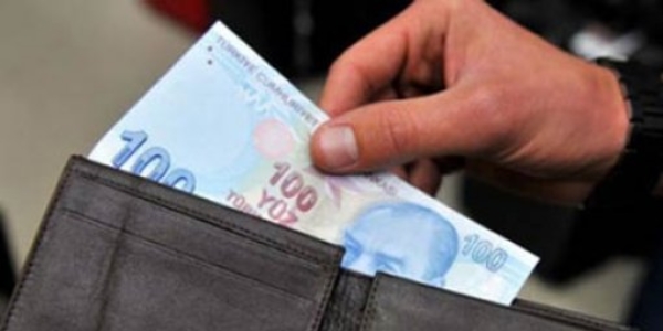 Eşinin çalıştığını saklayan yandı!
