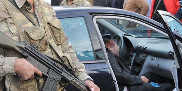 Eski belediye başkanı ve oğlu öldürüldü