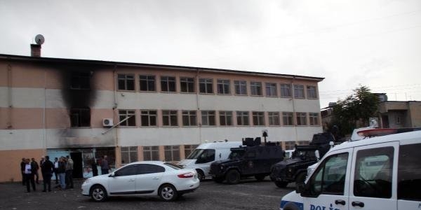 Siirt'te orta okulu ateşe verdiler
