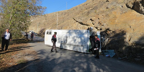 Öğrenci servisi devrildi: 15 yaralı