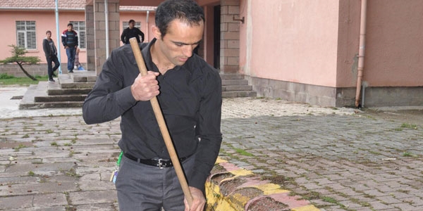 Bu okulun hizmetlisi bir öğretmen!