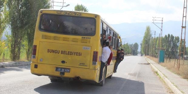 Hindistan'daki trenleri aratmayan öğrenci servisi!