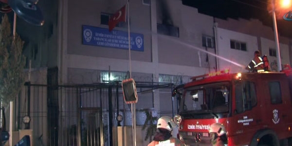 Kaçak göçmenler, emniyet binasını 2'inci kez yaktı