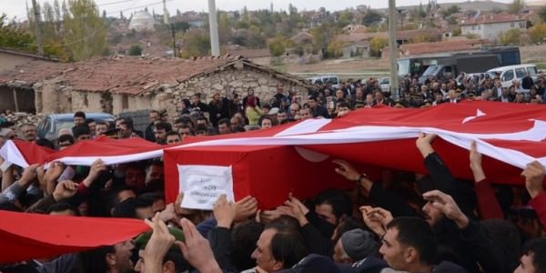 Şehitler gözyaşları arasında toprağa verildi