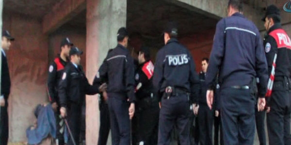 Polisten etkisiz hale getirdikleri kişiye tekme tokat darp