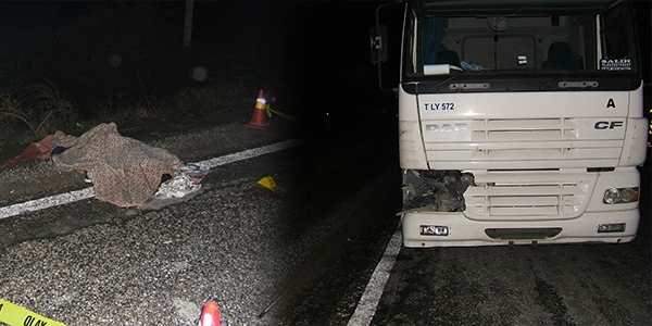 Yolda yürüyen lise öğrencilerine tır çarptı: 2 ölü