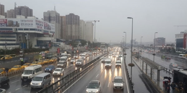 stanbul'da yamur trafii