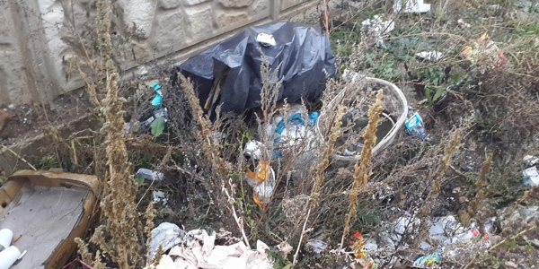 Okulun çevresi çöp deryasına dönüştü!