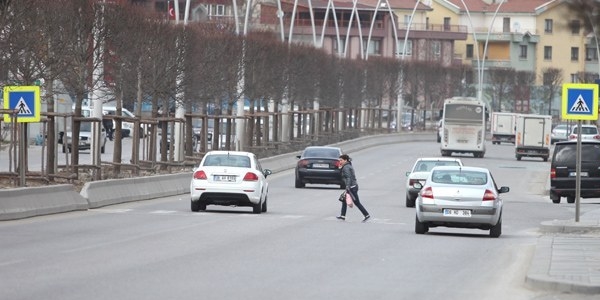 Yayaya yol vermeyen sürücülere ceza yağdı