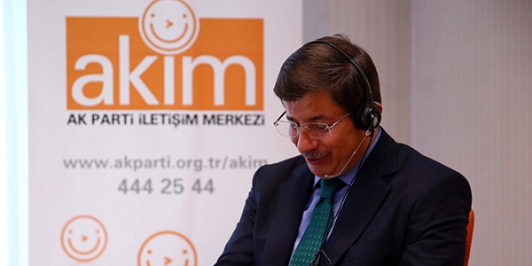 Davutoğlu, AKİM'de telefon cevapladı