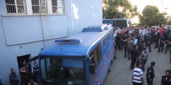 2 hükümlü, adliyeden firar etti