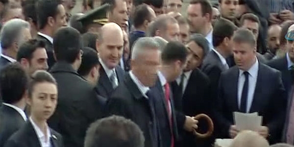 Erdoğan vatandaşa simit dağıttı