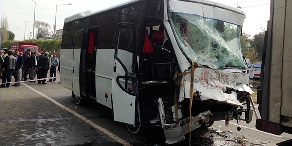 Midibüs TIR'a çarptı: 18 yaralı