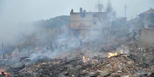 Çorum'da yangın: 30 ev kül oldu