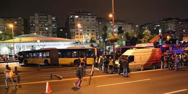 Metrobüs bariyerleri parçaladı E-5'e çıktı