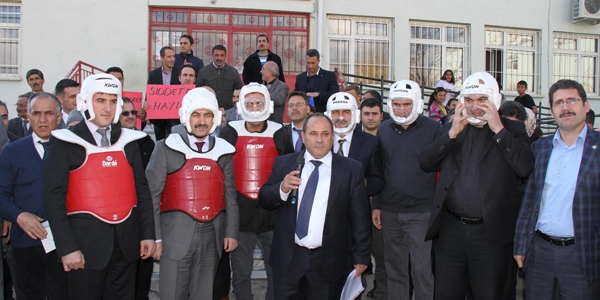 retmenlerden 'kaskl' protesto