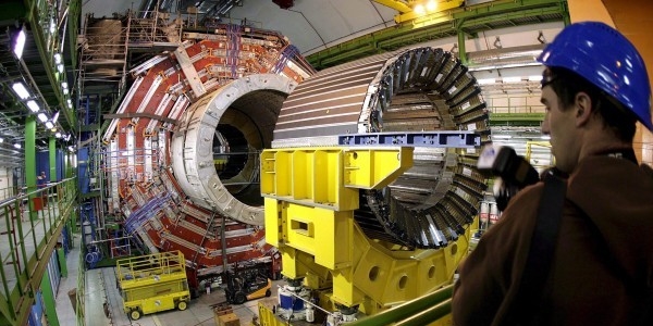 CERN'de iki atomalt parac kefedildi