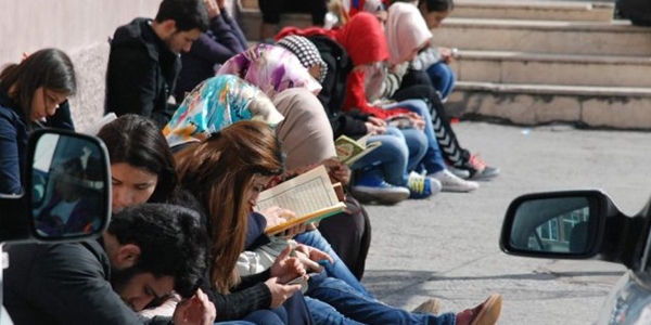 TEOG'da öğrenciler ter dökerken, aileleri de dua ediyor