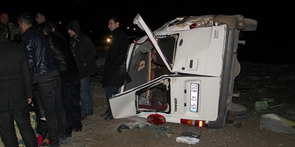 Öğretmenleri taşıyan minibüs şarampole devrildi: 11 yaralı
