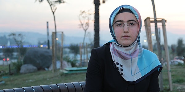 Türbanlı kızları okula almayıp, fotoğraflarını çekiyordu