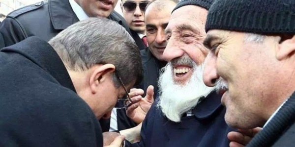 İşte Başbakan'ın elini öptüğü dede