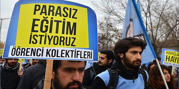 Öğrencilerden harç protestosu