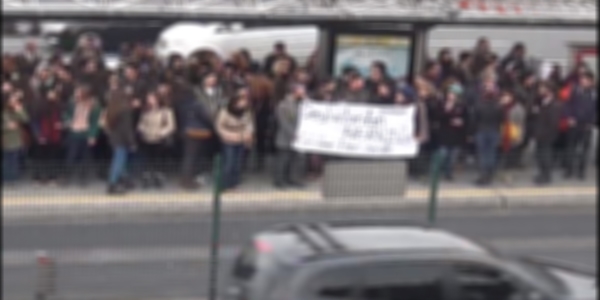 Metrobüs durağında eylem