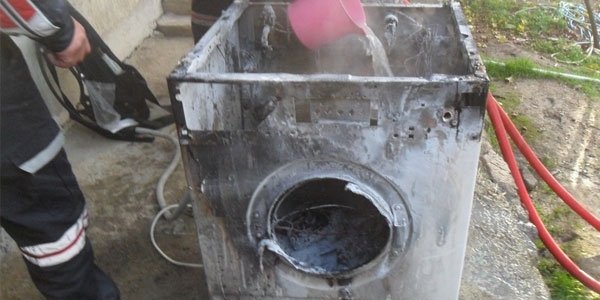 Çamaşır makinesi bomba gibi patladı