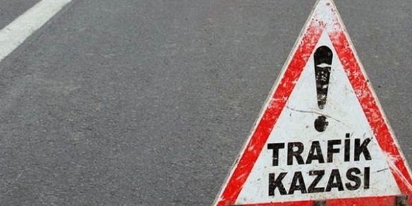 Öğrenci servisiyle otomobil çarpıştı: 17 yaralı