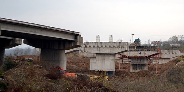 21 kilometre yolun maliyeti iki havalimanına bedel