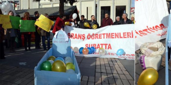 Atanamayan öğretmenlerin mezarlı eylemi