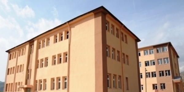 Öğretmeninin, öğrencilere çöpteki yemeği zorla yedirdiği iddia edildi